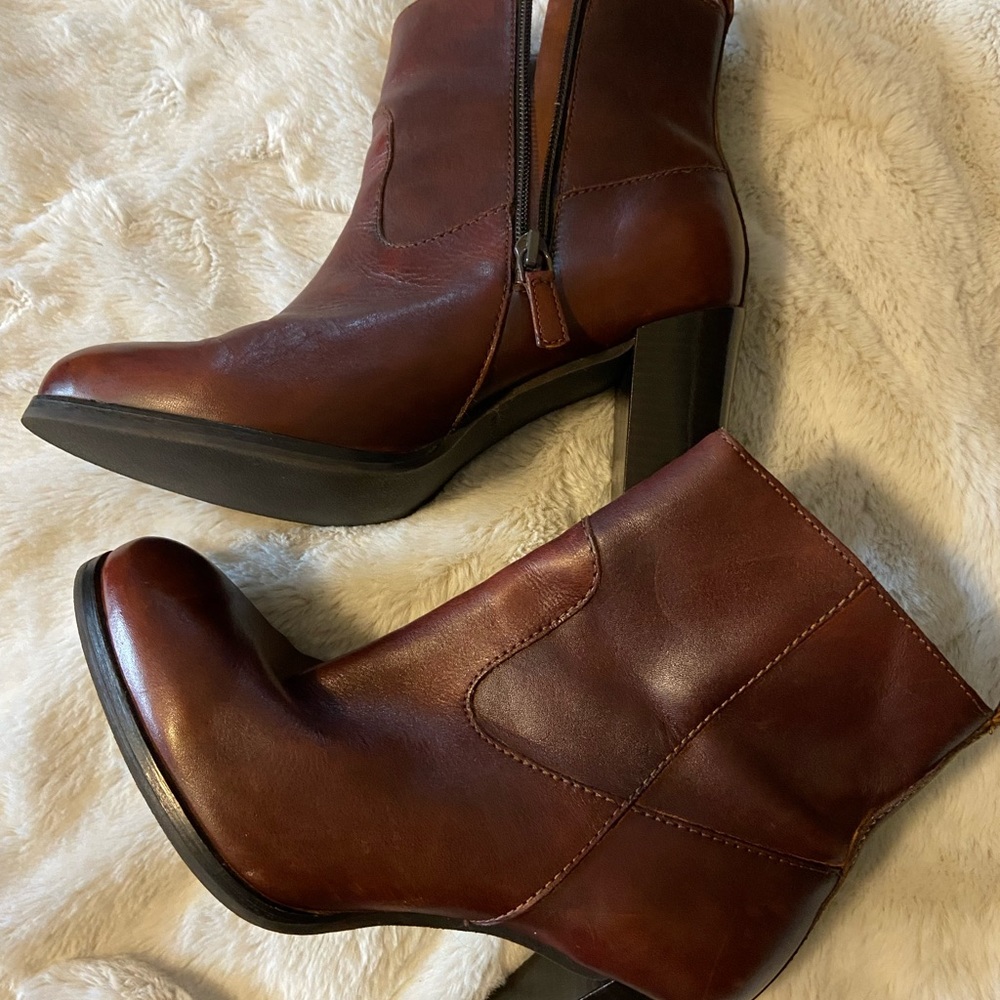 Size 7 wine red Cole Haan leather ankle boots - Picture 5 of 14